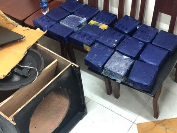 2 người ngụy trang 19 kg ma túy đá trong loa thùng
