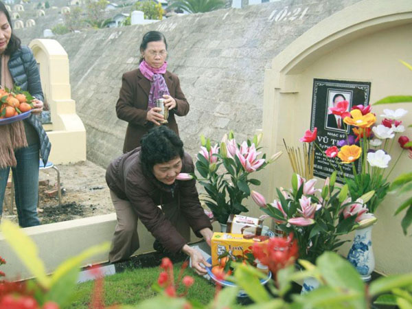 Tạ mộ cuối năm: Sắm lễ và làm lễ vào ngày nào là đúng nhất để điềm lành linh ứng, vận hạn rời xa?