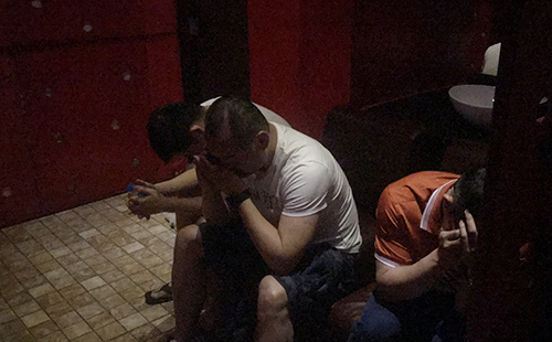 Hàng chục người nước ngoài, Việt Nam quan hệ đồng tính tập thể