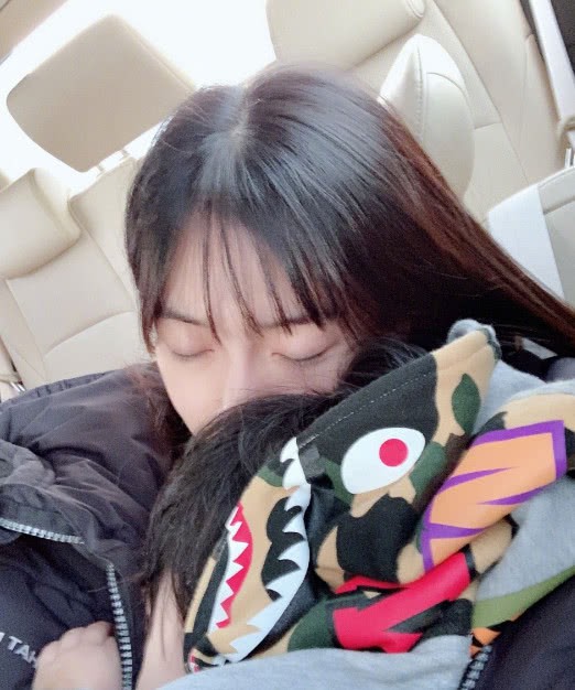 Liên tục bị tung tin đồn vô căn cứ về chuyện ly hôn Huỳnh Hiểu Minh và không cần con trai, Angela Baby đáp trả bằng hành động thâm thúy