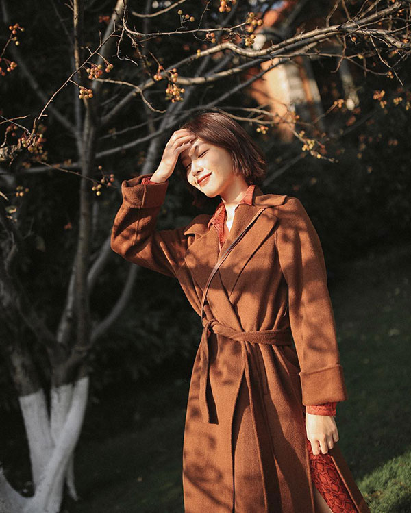 Ngay cả nàng mét rưỡi cũng diện được ngon ơ kiểu áo dạ dáng dài, thắt eo vừa ấm vừa sang này