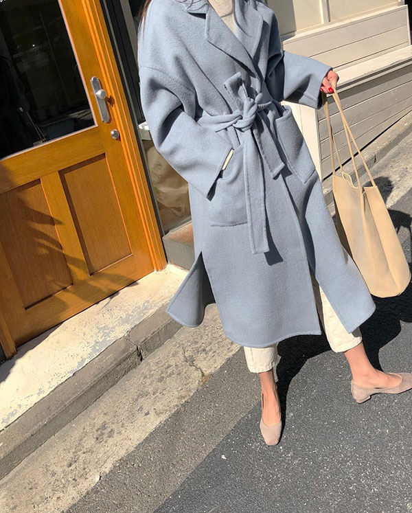 Ngay cả nàng mét rưỡi cũng diện được ngon ơ kiểu áo dạ dáng dài, thắt eo vừa ấm vừa sang này