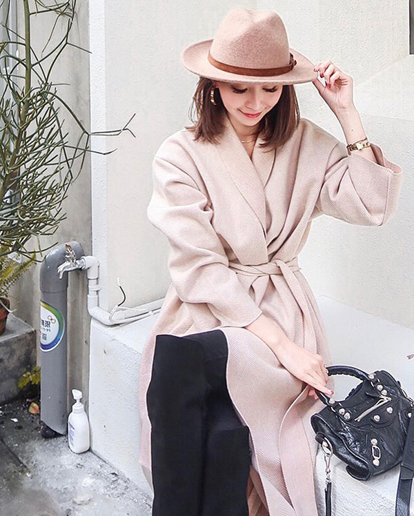 Ngay cả nàng mét rưỡi cũng diện được ngon ơ kiểu áo dạ dáng dài, thắt eo vừa ấm vừa sang này