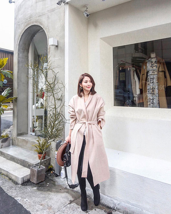 Ngay cả nàng mét rưỡi cũng diện được ngon ơ kiểu áo dạ dáng dài, thắt eo vừa ấm vừa sang này