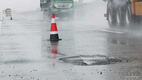 Lại cào bóc ổ gà chi chít trên cao tốc 34.000 tỷ