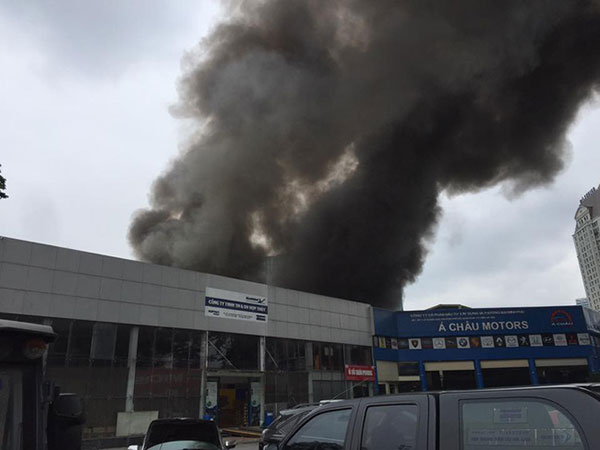 Hà Nội: Cháy lớn gần trụ sở VFF đúng lúc vẫn đang có nhiều người hâm mộ xếp hàng chờ lấy vé trận chung kết