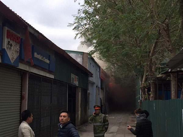 Hà Nội: Cháy lớn gần trụ sở VFF đúng lúc vẫn đang có nhiều người hâm mộ xếp hàng chờ lấy vé trận chung kết