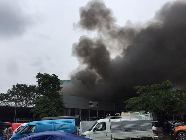 Hà Nội: Cháy lớn gần trụ sở VFF đúng lúc vẫn đang có nhiều người hâm mộ xếp hàng chờ lấy vé trận chung kết