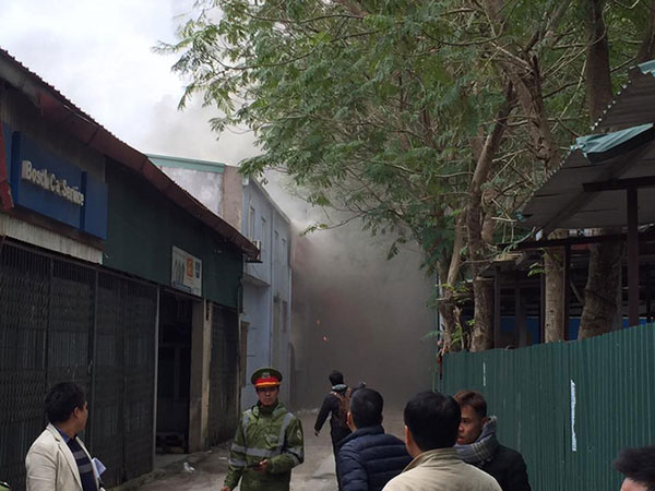 Hà Nội: Cháy lớn gần trụ sở VFF đúng lúc vẫn đang có nhiều người hâm mộ xếp hàng chờ lấy vé trận chung kết