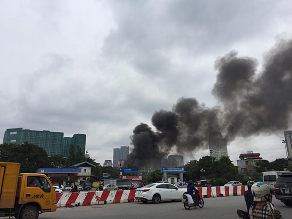 Hà Nội: Cháy lớn gần trụ sở VFF đúng lúc vẫn đang có nhiều người hâm mộ xếp hàng chờ lấy vé trận chung kết