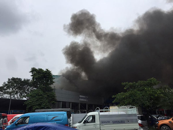 Hà Nội: Cháy lớn gần trụ sở VFF đúng lúc vẫn đang có nhiều người hâm mộ xếp hàng chờ lấy vé trận chung kết