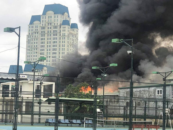 Hà Nội: Cháy lớn gần trụ sở VFF đúng lúc vẫn đang có nhiều người hâm mộ xếp hàng chờ lấy vé trận chung kết