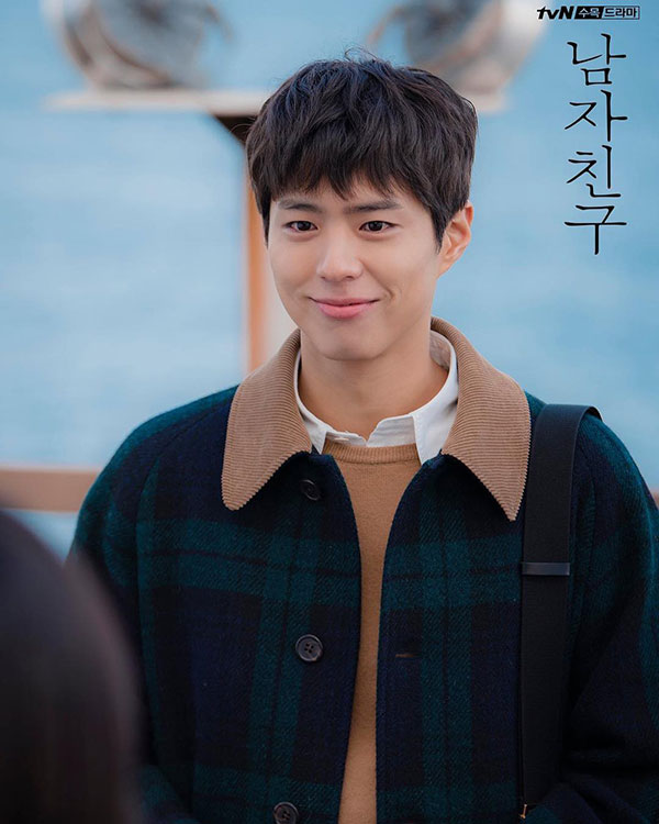 Trong phim bị chê nghèo rớt, không xứng với chị tài phiệt Song Hye Kyo nhưng Park Bo Gum toàn mặc đồ hiệu hết đấy!