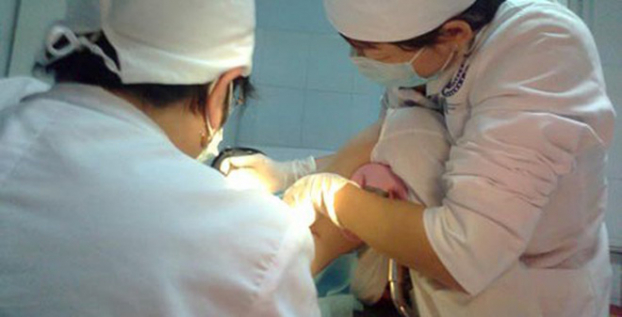 Đưa vợ sắp cưới đi vá màng trinh vì sợ mẹ chồng biết ăn cơm trước kẻng