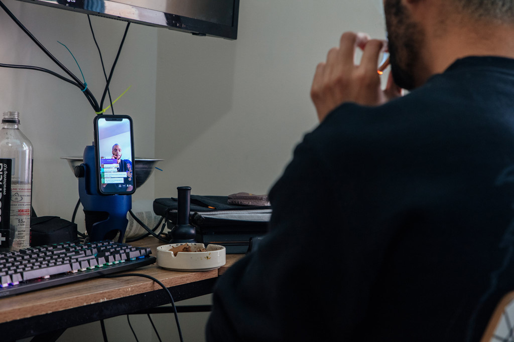 Ăn xin công nghệ: Lên sóng mỗi ngày, tháng kiếm 4.000 USD