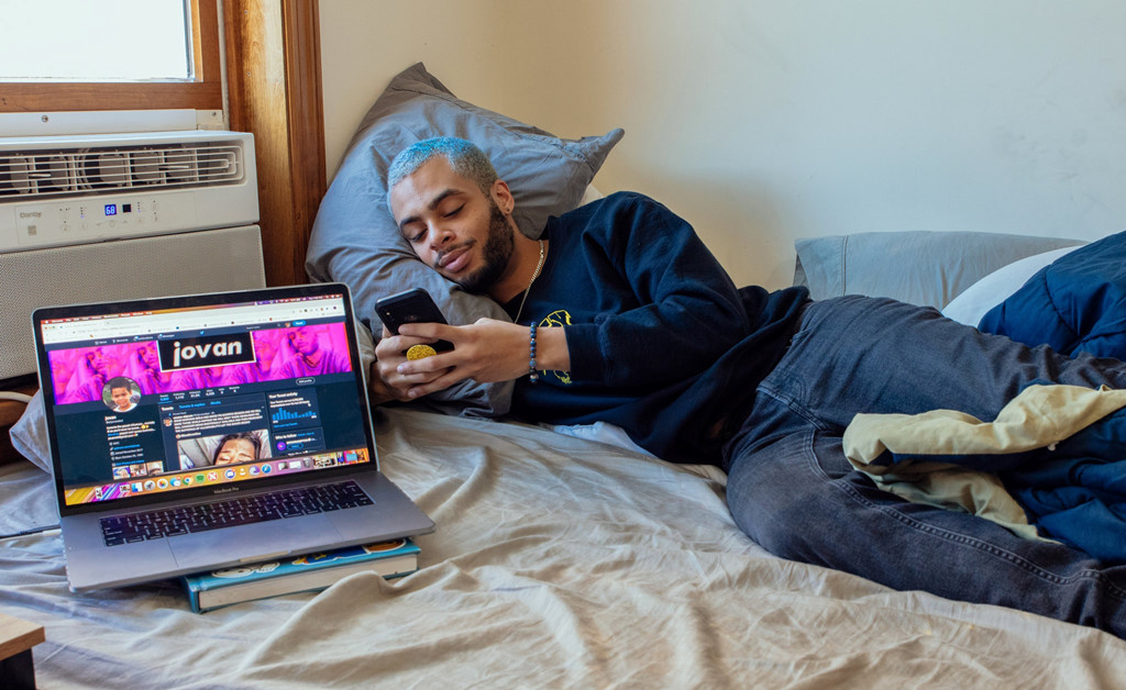 Ăn xin công nghệ: Lên sóng mỗi ngày, tháng kiếm 4.000 USD