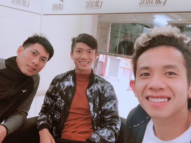 Hồng Duy khoe tóc mới, Huy Hùng hẹn hò với bạn gái trong ngày nghỉ