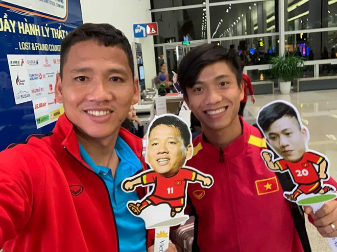 Hồng Duy khoe tóc mới, Huy Hùng hẹn hò với bạn gái trong ngày nghỉ