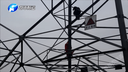 Đứa trẻ 9 tuổi leo lên cột điện cao thế cao 70m, người ở dưới không dám hô dù chỉ 1 câu
