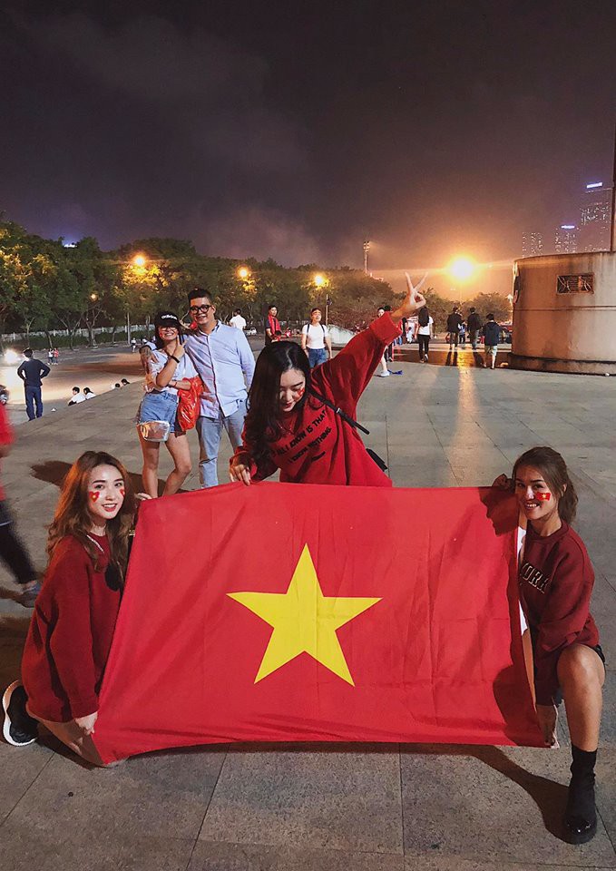 Cùng bị đồn yêu Hà Đức Chinh và Bùi Tiến Dũng, tình chị ngả em nâng của hai cô gái xinh đẹp bỗng được chú ý