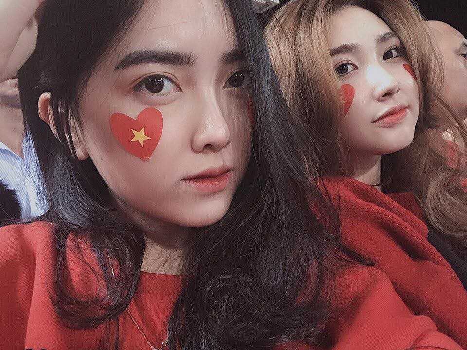 Cùng bị đồn yêu Hà Đức Chinh và Bùi Tiến Dũng, tình chị ngả em nâng của hai cô gái xinh đẹp bỗng được chú ý