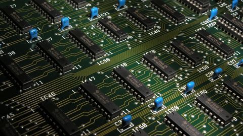 Amazon sản xuất chip, Intel gặp khó