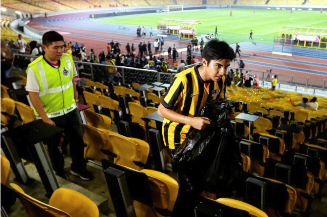 Bộ trưởng Malaysia tự tin đánh bại ĐTVN gây bão vì đi giày 1.000 USD