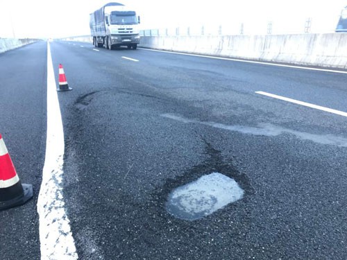 Đường cao tốc Đà Nẵng - Quảng Ngãi: Thi công ẩu, vật liệu kém thì mau hỏng thôi!