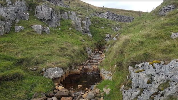 Cô dâu châu Á gục chết bên bờ suối nước Anh và vụ án 14 năm chưa có lời giải