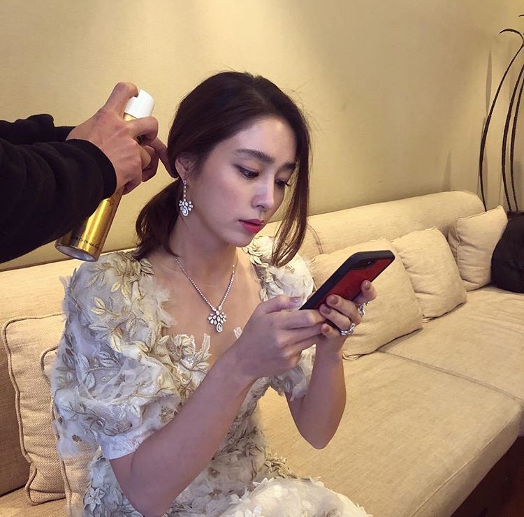 Phim bị hoãn chiếu vì trận Chung kết AFF Cup, vợ Lee Byung Hun gửi lời chúc đến thầy trò HLV Park Hang Seo