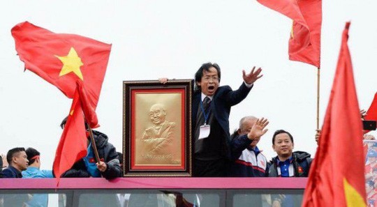 Ông Nguyễn Lân Trung nói gì về việc sang Malaysia cổ vũ và quấn Quốc kỳ ngang hông?