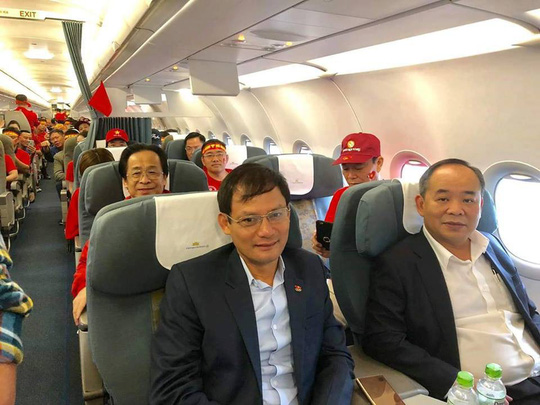 Ông Nguyễn Lân Trung nói gì về việc sang Malaysia cổ vũ và quấn Quốc kỳ ngang hông?