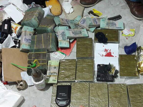 2,7 tỷ cùng 11 bánh heroin trong nhà gã đàn ông 44 tuổi
