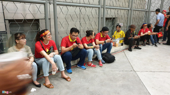 Lầy như CĐV Việt: Đề nghị xếp chỗ cho CĐV Malaysia ngồi theo hình ngôi sao 5 cánh giữa rừng cờ đỏ ở Mỹ Đình