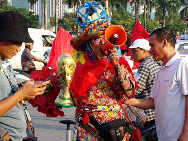 Lầy như CĐV Việt: Đề nghị xếp chỗ cho CĐV Malaysia ngồi theo hình ngôi sao 5 cánh giữa rừng cờ đỏ ở Mỹ Đình