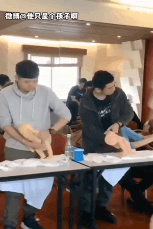 Để chồng trông con, các chị vợ chỉ biết thở dài: Còn sống là may!, dân mạng xem xong lại cười té ghế