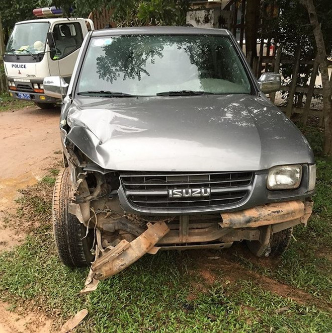 Lâm tặc lao ôtô chở gỗ lậu vào xe của kiểm lâm để thoát thân