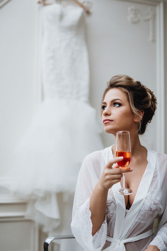 Người thứ 3 xuất hiện: Phụ nữ đừng tự làm mình đau, hãy cứ bình thản đứng yên!