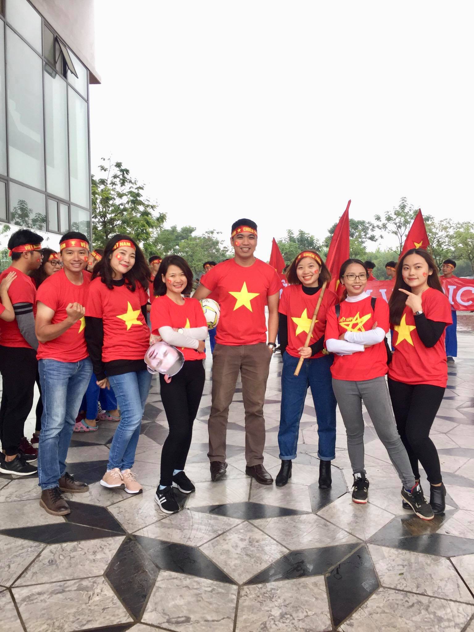 Thầy cô nước ngoài làm MV hoành tráng cỗ vũ Việt Nam: Các bạn sẽ vô địch AFF CUP 2018 vì đội bóng năm nay quá mạnh!