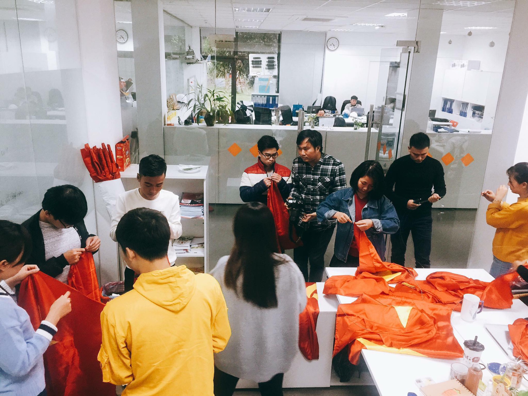 Thầy cô nước ngoài làm MV hoành tráng cỗ vũ Việt Nam: Các bạn sẽ vô địch AFF CUP 2018 vì đội bóng năm nay quá mạnh!