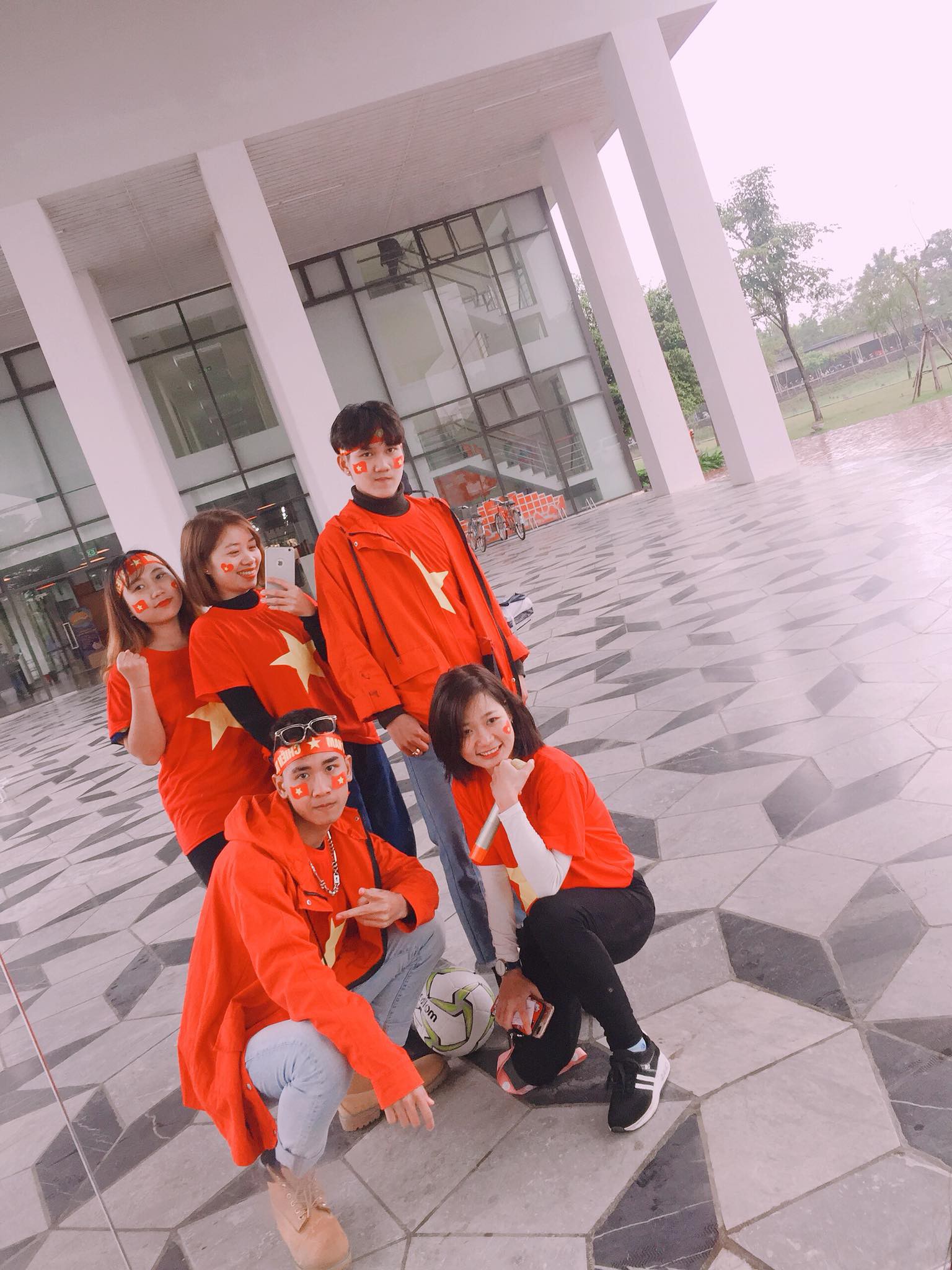 Thầy cô nước ngoài làm MV hoành tráng cỗ vũ Việt Nam: Các bạn sẽ vô địch AFF CUP 2018 vì đội bóng năm nay quá mạnh!