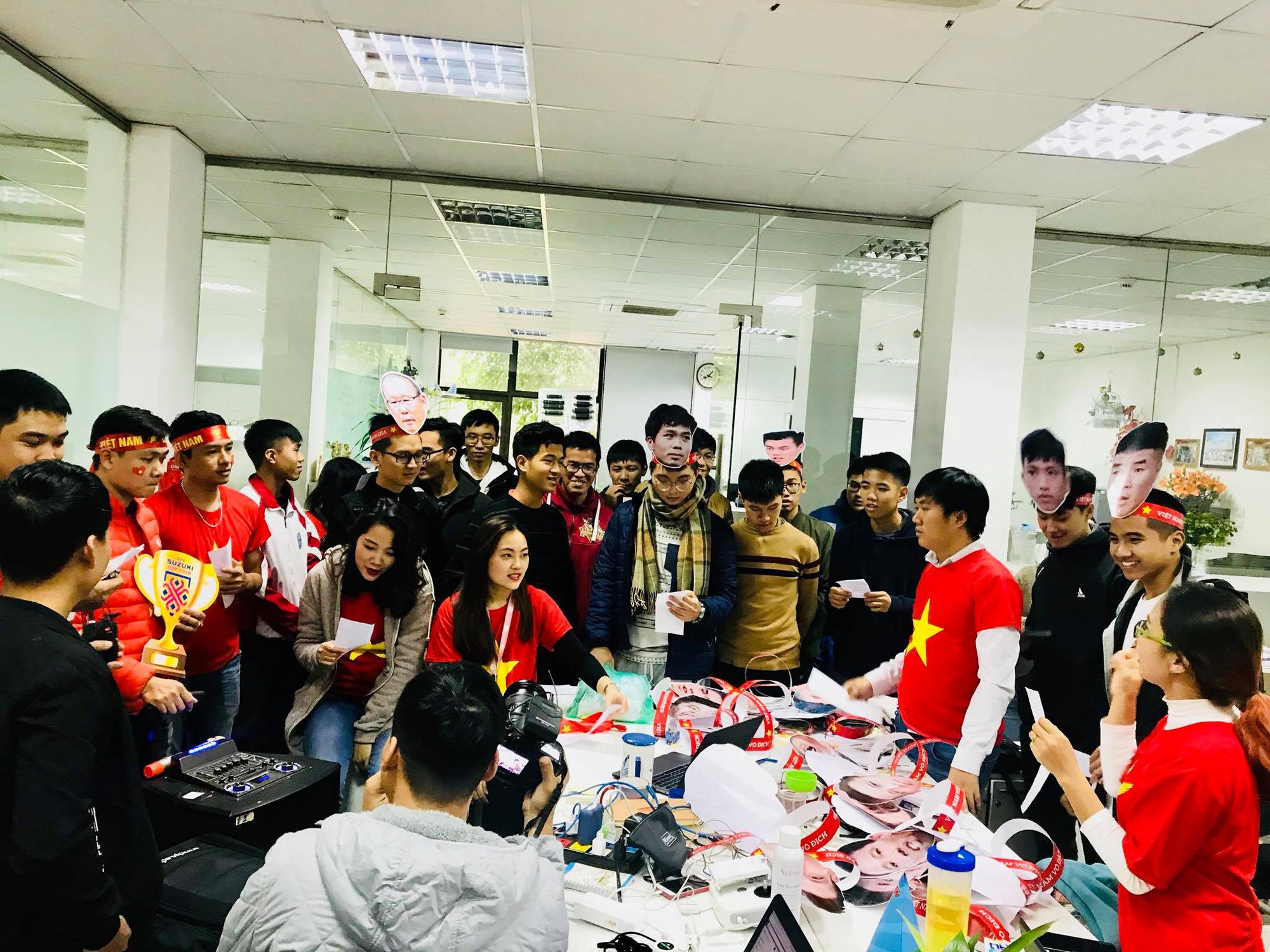 Thầy cô nước ngoài làm MV hoành tráng cỗ vũ Việt Nam: Các bạn sẽ vô địch AFF CUP 2018 vì đội bóng năm nay quá mạnh!