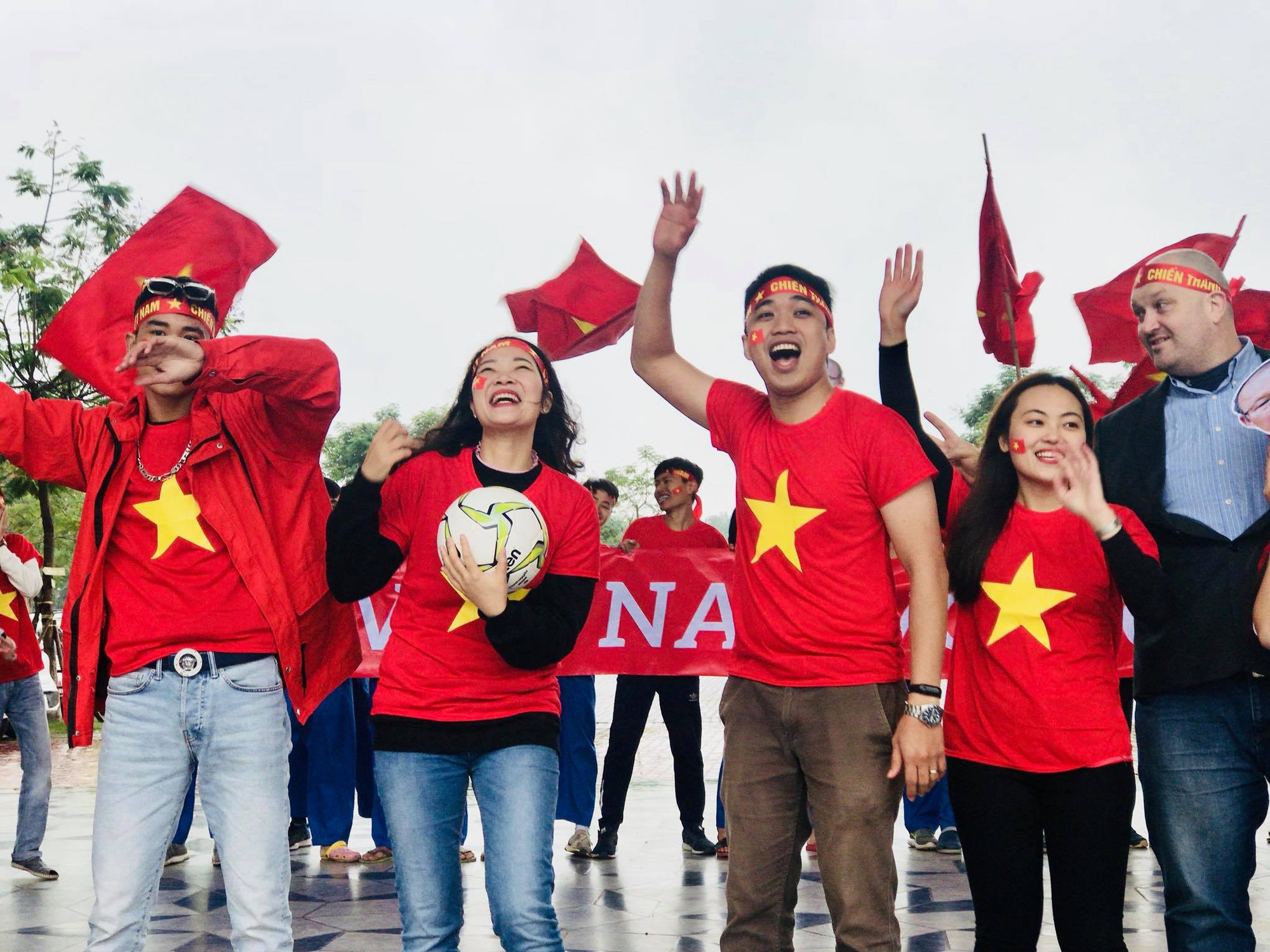 Thầy cô nước ngoài làm MV hoành tráng cỗ vũ Việt Nam: Các bạn sẽ vô địch AFF CUP 2018 vì đội bóng năm nay quá mạnh!