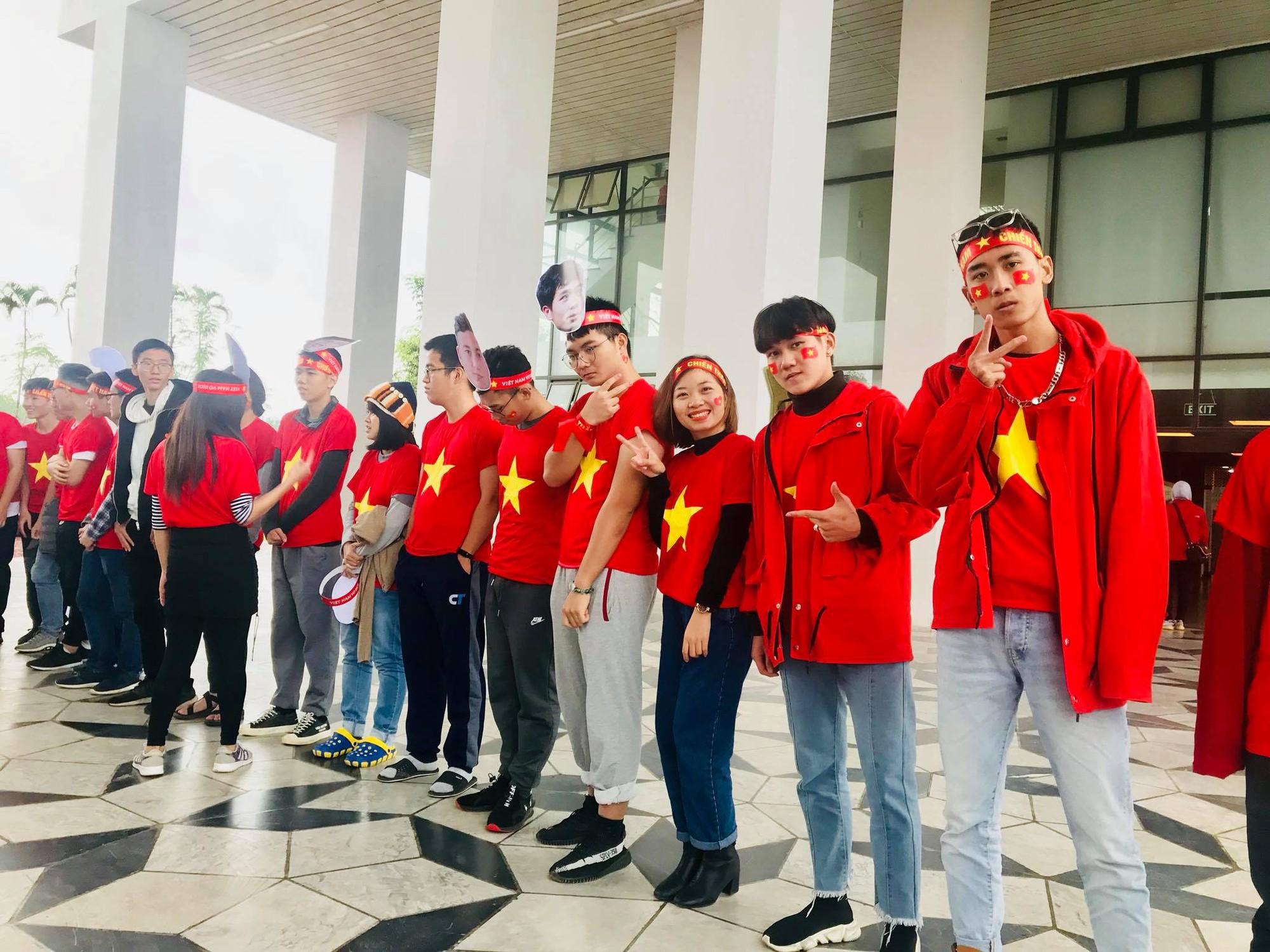 Thầy cô nước ngoài làm MV hoành tráng cỗ vũ Việt Nam: Các bạn sẽ vô địch AFF CUP 2018 vì đội bóng năm nay quá mạnh!