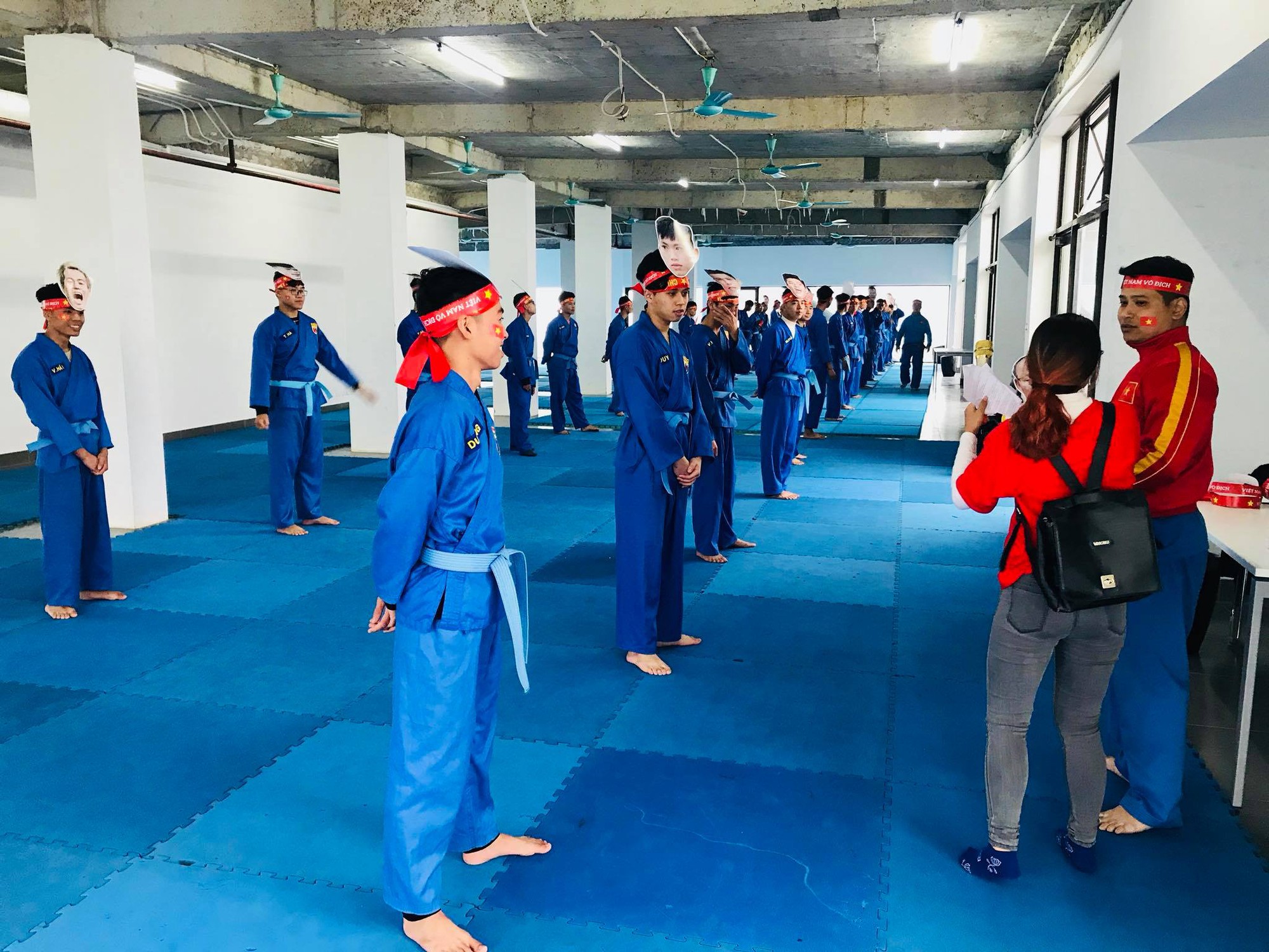 Thầy cô nước ngoài làm MV hoành tráng cỗ vũ Việt Nam: Các bạn sẽ vô địch AFF CUP 2018 vì đội bóng năm nay quá mạnh!