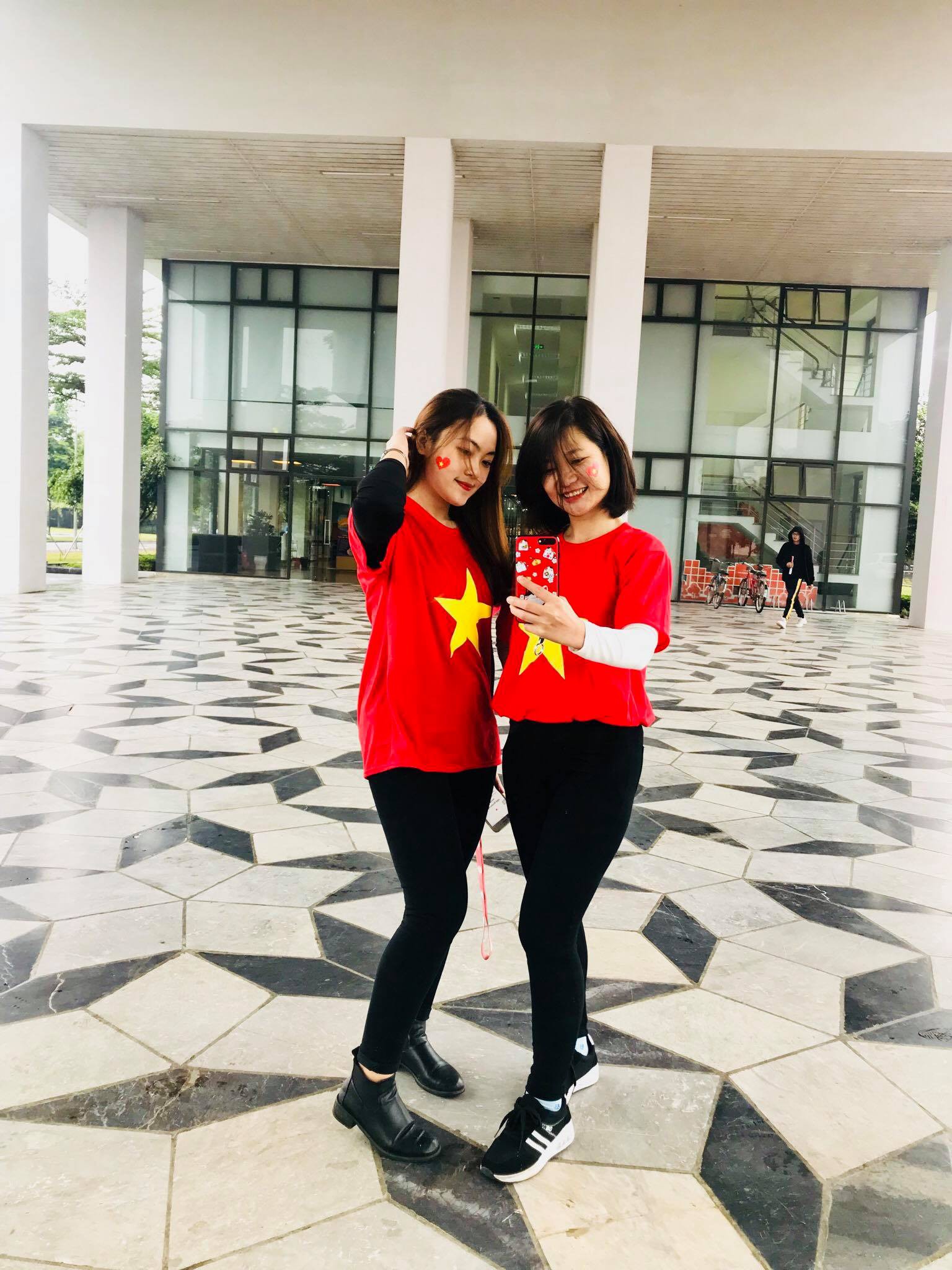 Thầy cô nước ngoài làm MV hoành tráng cỗ vũ Việt Nam: Các bạn sẽ vô địch AFF CUP 2018 vì đội bóng năm nay quá mạnh!