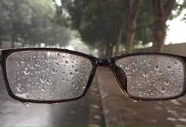 Bức ảnh phản ánh thực trạng đáng buồn của những kẻ cận thị vào mùa đông: Hễ ra đường là chẳng khác nào hiệp sĩ mù