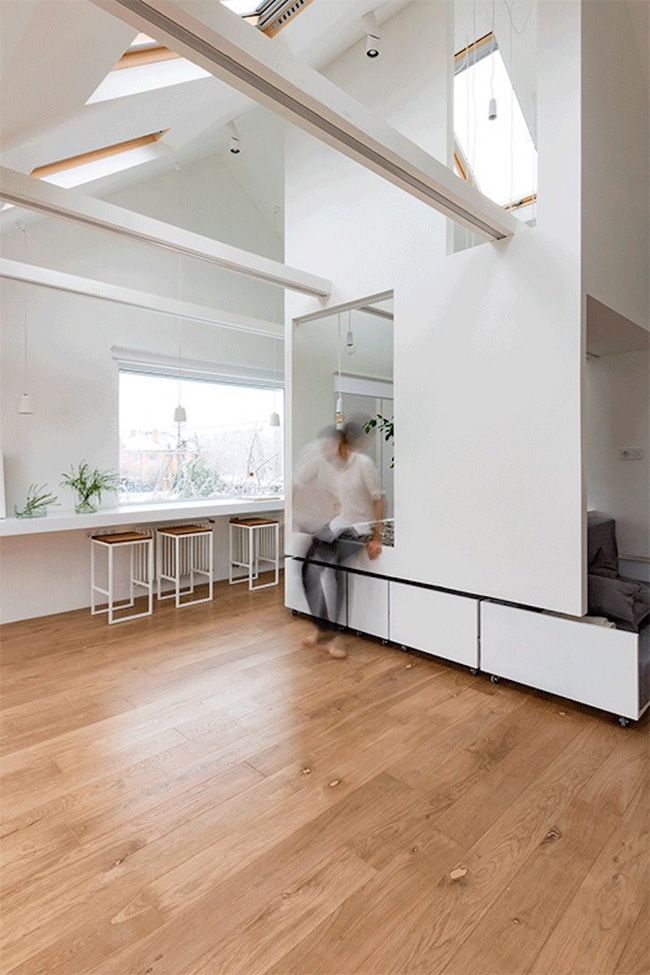 Ấn tượng với ngôi nhà chỉ 48m² nhưng có khoảng xanh cực bắt mắt với phòng khách treo lơ lửng