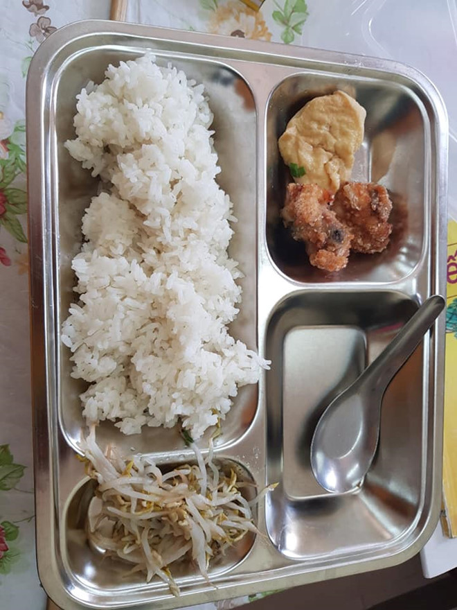 Nhà trường nói gì về suất cơm 22.000 đồng bị phụ huynh chê ít?