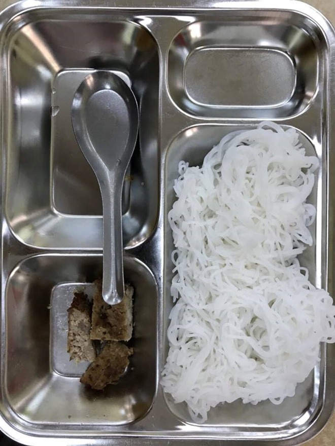 Nhà trường nói gì về suất cơm 22.000 đồng bị phụ huynh chê ít?